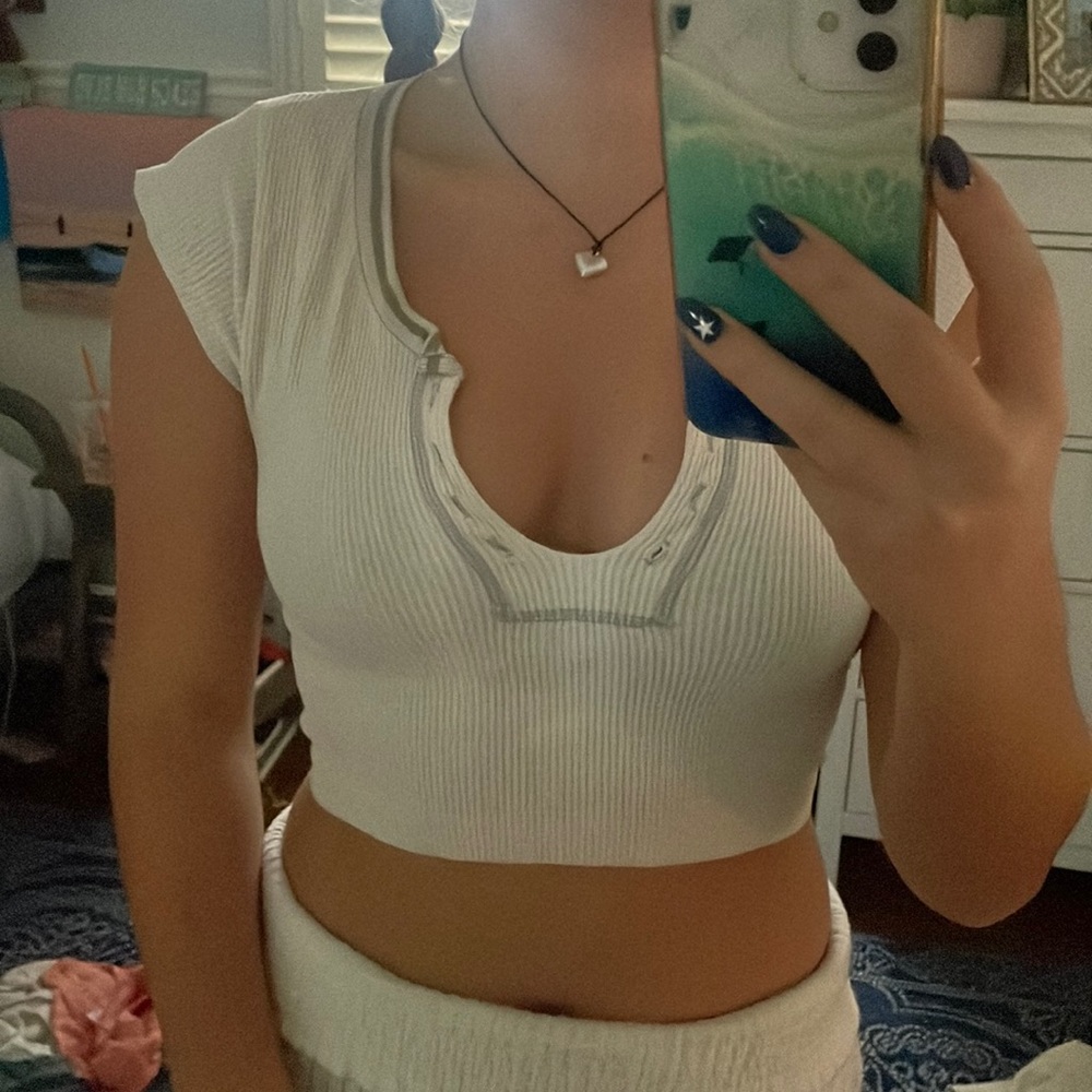 women’s white top